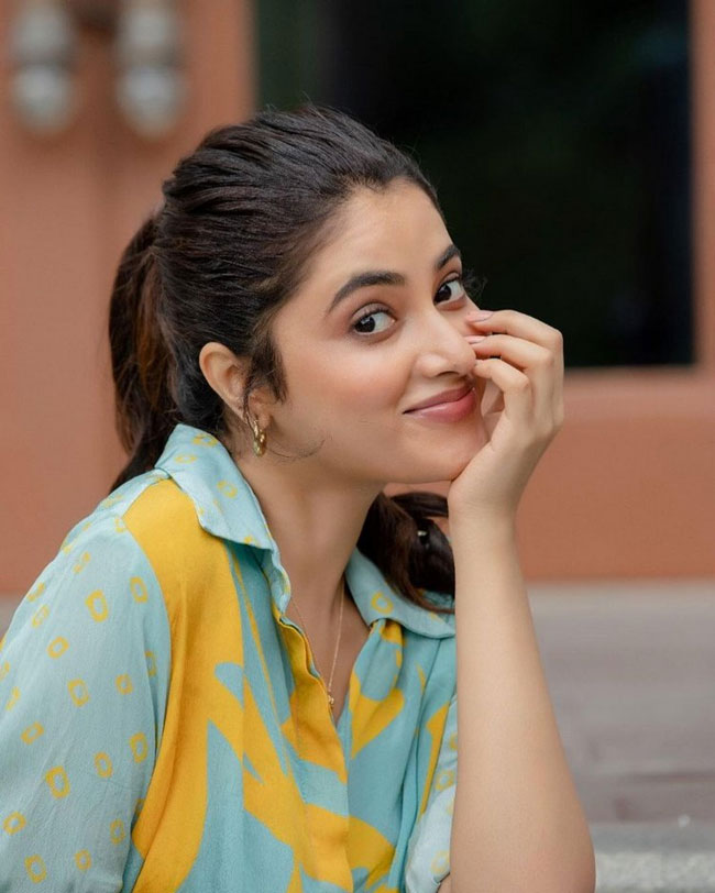 Actor Priyanka Arul Mohan New Instagram Pics